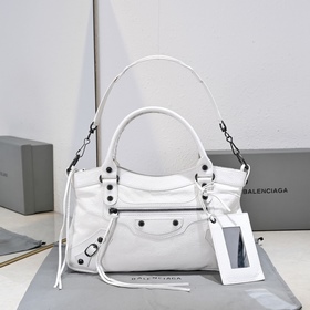 Длинная сумка Balenciaga под мышкой Ра