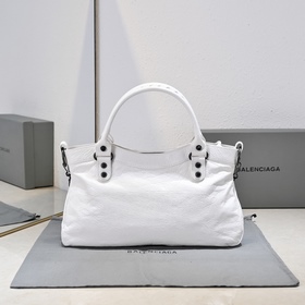 Длинная сумка Balenciaga под мышкой Ра