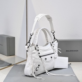 Длинная сумка Balenciaga под мышкой Ра