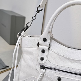 Длинная сумка Balenciaga под мышкой Ра