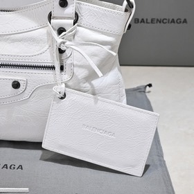 Длинная сумка Balenciaga под мышкой Ра