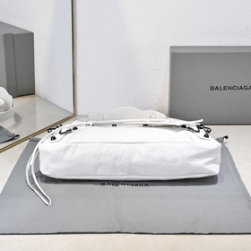 Длинная сумка Balenciaga под мышкой Ра