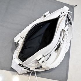 Длинная сумка Balenciaga под мышкой Ра