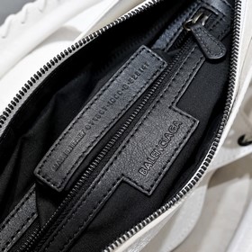 Длинная сумка Balenciaga под мышкой Ра