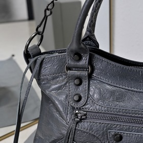 Длинная сумка Balenciaga под мышку Раз