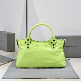Длинная сумка Balenciaga под мышкой Ра