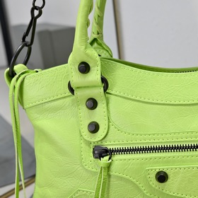 Длинная сумка Balenciaga под мышкой Ра