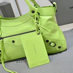 Длинная сумка Balenciaga под мышкой Ра