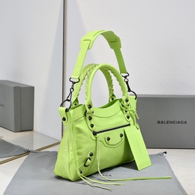 Длинная сумка Balenciaga под мышкой Ра