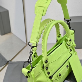 Длинная сумка Balenciaga под мышкой Ра