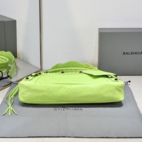 Длинная сумка Balenciaga под мышкой Ра