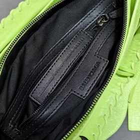 Длинная сумка Balenciaga под мышкой Ра