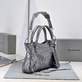 Длинная сумка через плечо Balenciaga Р