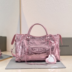 Balenciaga представляет новую сумку дл