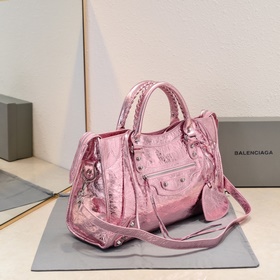 Balenciaga представляет новую сумку дл