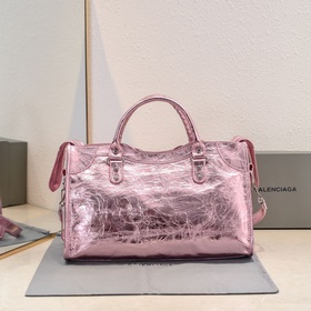 Balenciaga представляет новую сумку дл