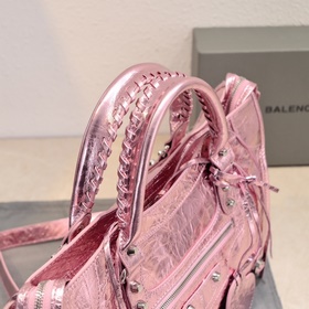 Balenciaga представляет новую сумку дл