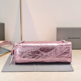Balenciaga представляет новую сумку дл