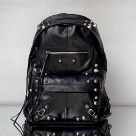 Сумка Balenciaga с заклепками уже дост