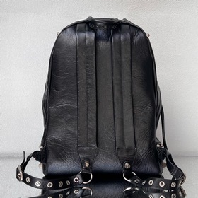 Сумка Balenciaga с заклепками уже дост