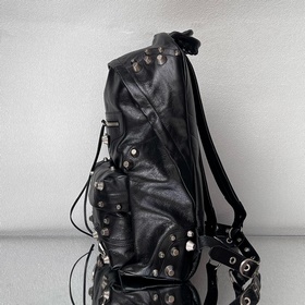 Сумка Balenciaga с заклепками уже дост