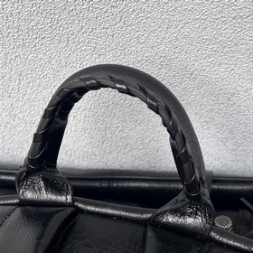 Сумка Balenciaga с заклепками уже дост
