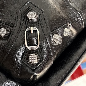 Сумка Balenciaga с заклепками уже дост