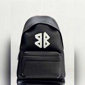 Рюкзак Balenciaga Everyday  На фоне