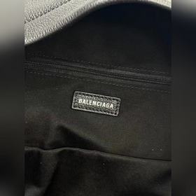 Рюкзак Balenciaga Everyday  На фоне 