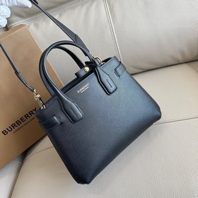 Сумка Burberry Banner Tote изготовлена