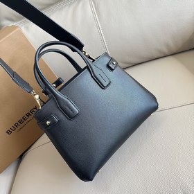 Сумка Burberry Banner Tote изготовлена