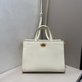 Новая сумка Burberry, изготовленная из