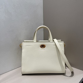 Новая сумка Burberry, изготовленная из