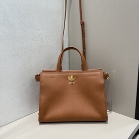 Новая сумка Burberry, изготовленная из