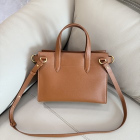 Новая сумка Burberry, изготовленная из