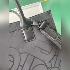 Новая сумка-тоут от Burberry изготовле