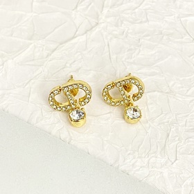 Серьги DIOR： популярные модели, доступ