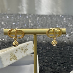 Серьги-гвоздики DIOR： популярные модел