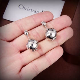 Серьги Dior CD Новинки в бутике. Абсол