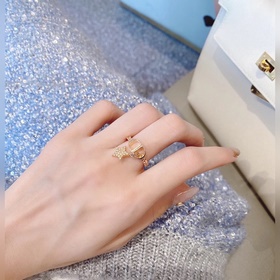 Кольцо Dior Star из того же материала,