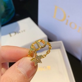 Кольцо Dior Star из того же материала,