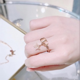 Кольцо Dior Star из того же материала,