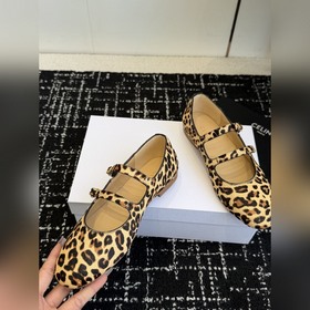 CELINE 25SS — молодежный стиль с эффе