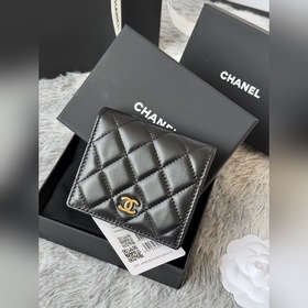 Новинка ： компактный кошелек Chanel с