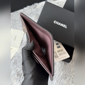 Новинка ： компактный кошелек Chanel с