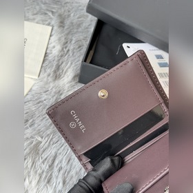 Новинка ： компактный кошелек Chanel с