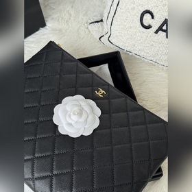 Культовая коллекция сумок Chanel включ