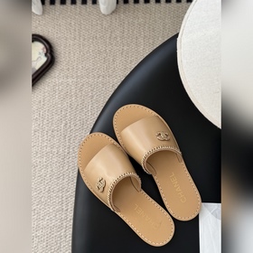 Коллекция тапочек Chanel с цепочками в