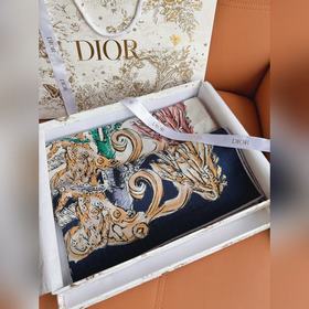 Новинка： квадратный шарф Dior с принто