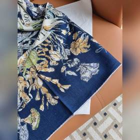 Новинка： квадратный шарф Dior с принто